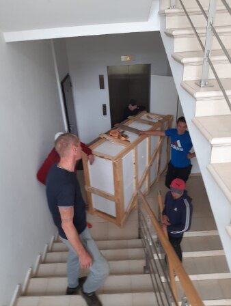 лестница, подъем на этаж по лестнице:, поднимают мебель по лестнице, подъем мебели на этаж, косоур