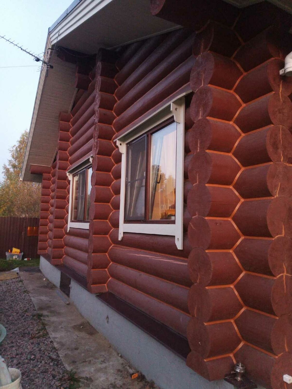 отделка дома из бревна снаружи, отделка сруба снаружи, деревянный дом, наличники в бревенчатом доме, отделка сруба