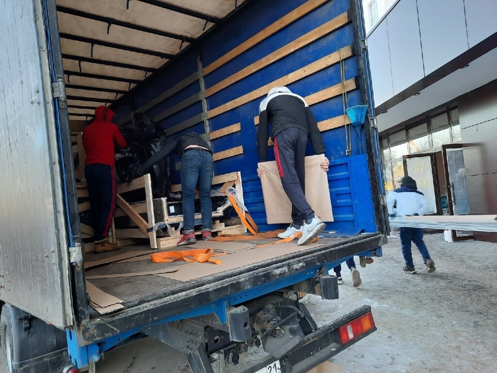 грузчики выгружают фуру, разгрузка фуры, погрузка и разгрузка, погрузка, разгрузка пиломатериалов