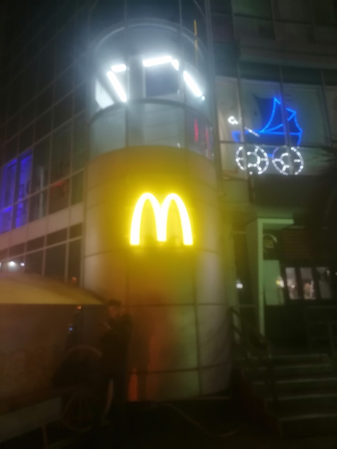 mcdonald’s, макдональдс чебоксары внутри, макдональдс 5 авеню, макдональдс ярославль московский проспект 105, mcdonald's город нальчик