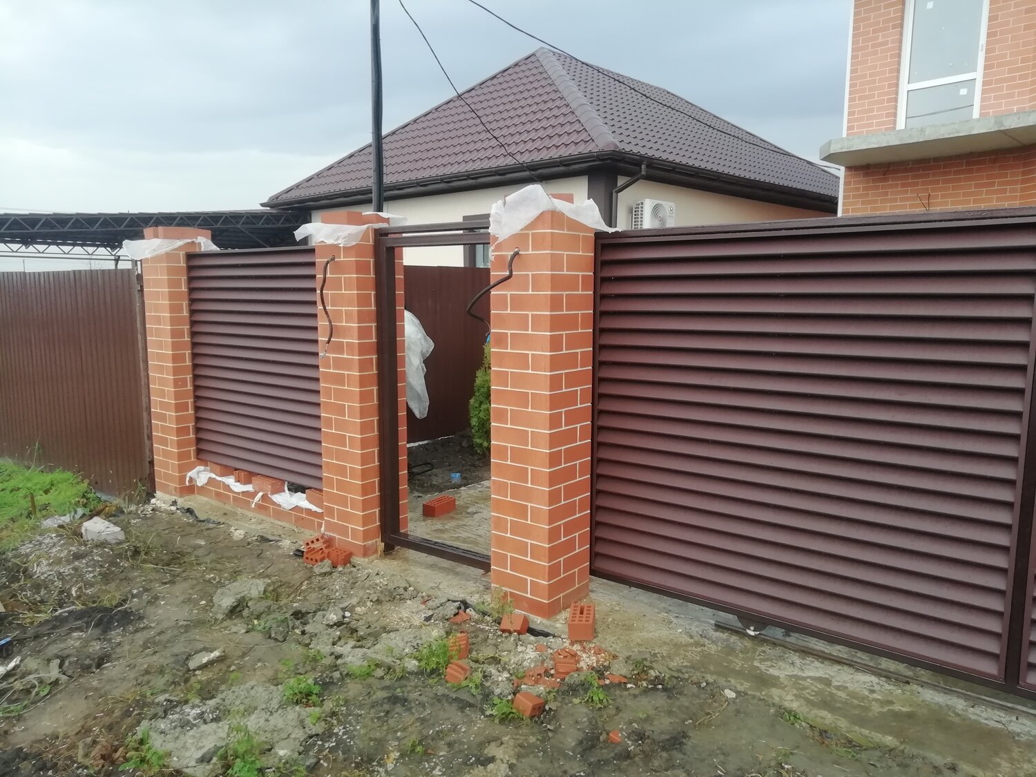 забор жалюзи с кирпичными столбами, роллетные ворота, забор с кирпичными столбами, имитация кирпичных столбов для забора, забор жалюзи дпк