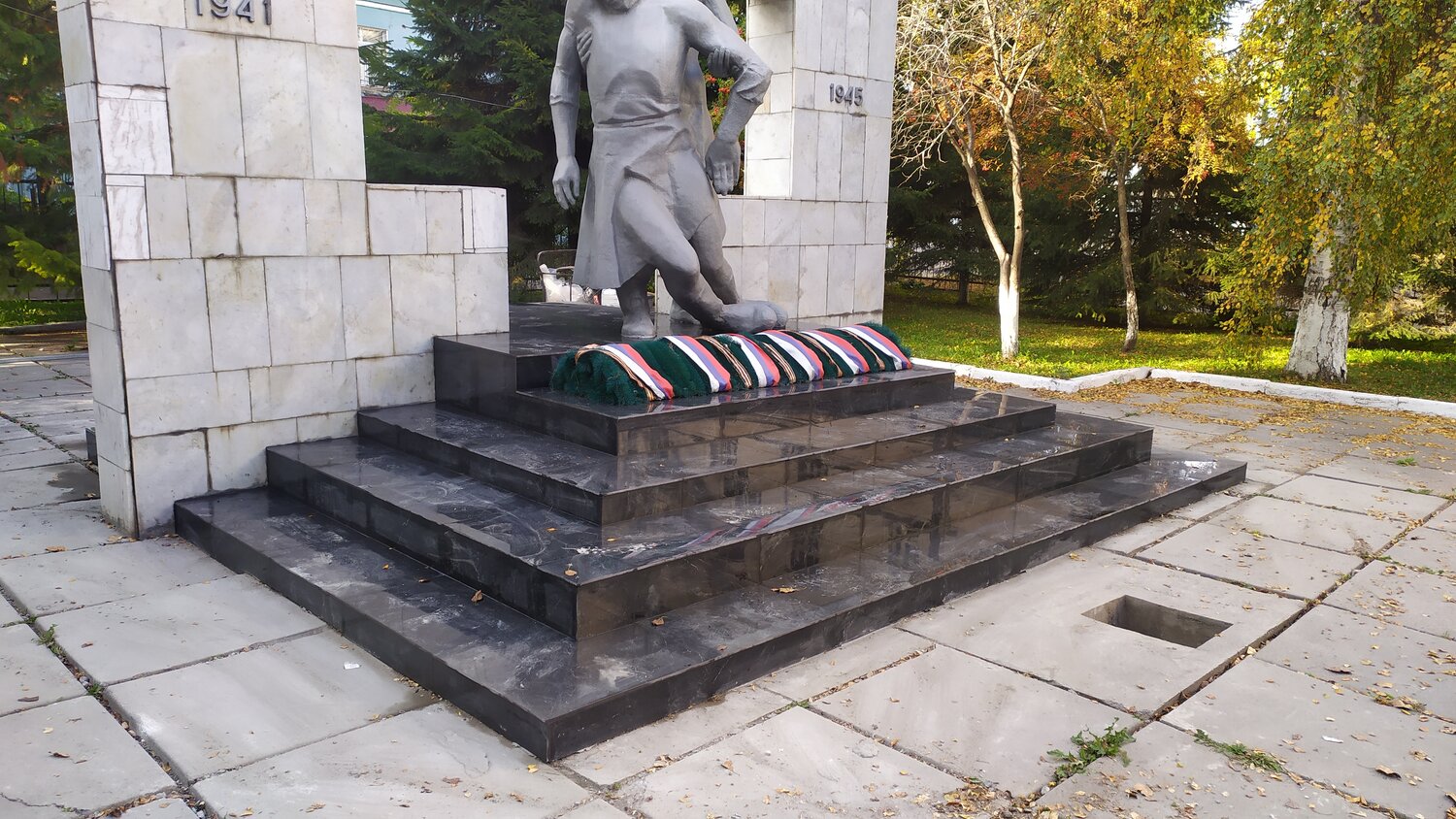 памятник погибшим в великой отечественной войне в иркутске, памятник сергею рахманинову (великий новгород), памятник в.в. свиридову минск, памятник сестричка в челябинске, памятник свиридову в курске