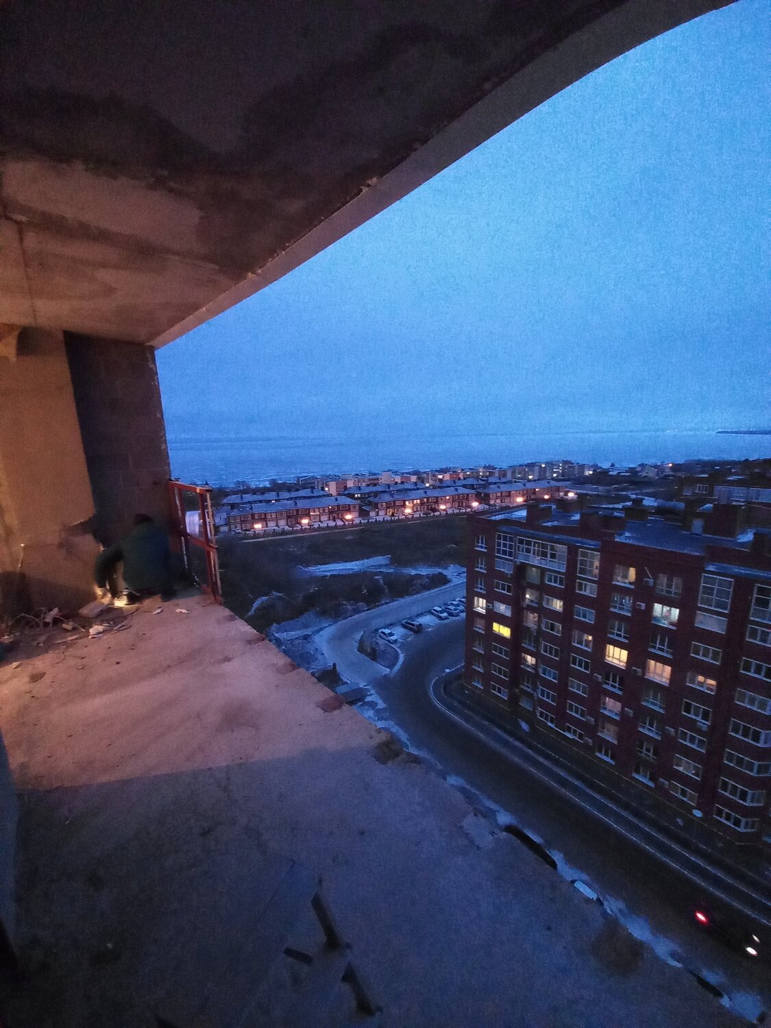 вид из окна хрущевки ночью, вид с 15 этажа, улица, грустная россия панельки, мурино вид из окна