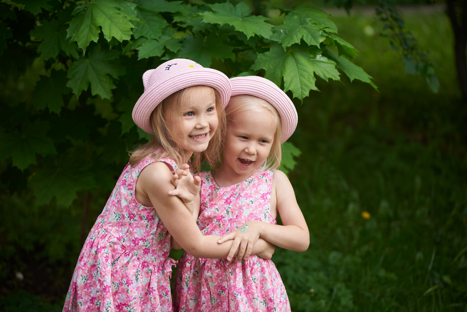 детская фотосессия на природе летом, детская фотосессия на природе, дети в саду, маленькая девочка, дети фотографируются в саду