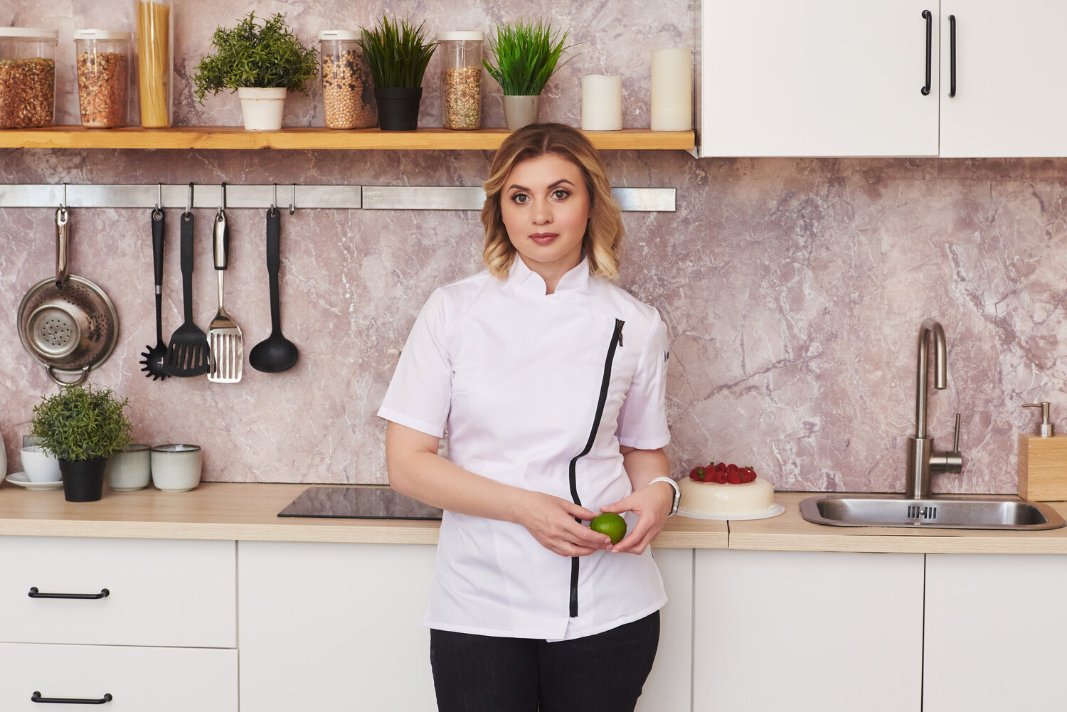 на кухне, женщина на кухне, домохозяйка в фартуке, кухня интерьер, the kitchen