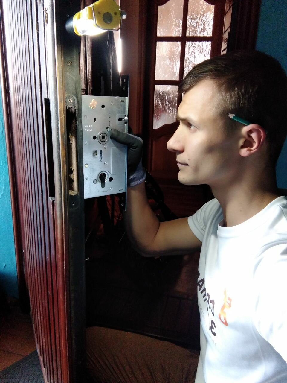 человек, мужчина, монтаж входной двери, открытая дверь, дверь