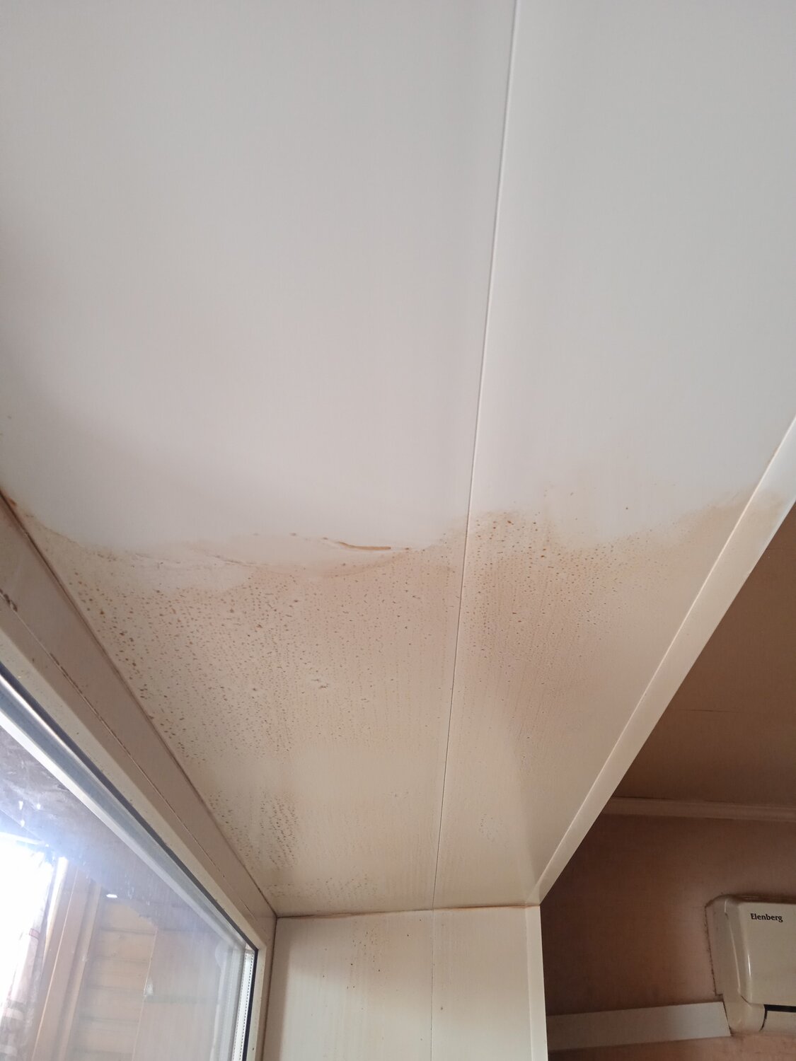 натяжной потолок с нишей под карниз, ниша под карниз, потолок на балкон, натяжной потолок с нишей для штор, ниша для карниза в натяжном потолке