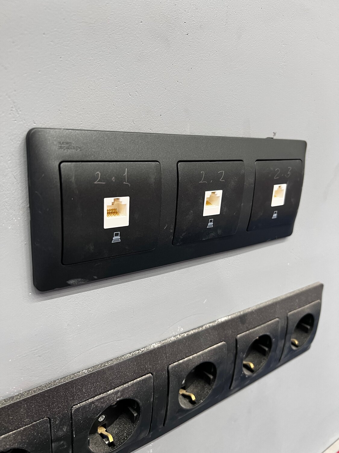 врезная розетка simon ofiblock line 4x220, блок розеток, рамка legrand etika 672584, электрическая розетка, врезная розетка