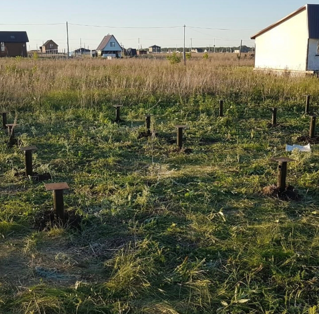 винтовые сваи поле, участок, участок в деревне, фундамент на винтовых сваях, свайный фундамент