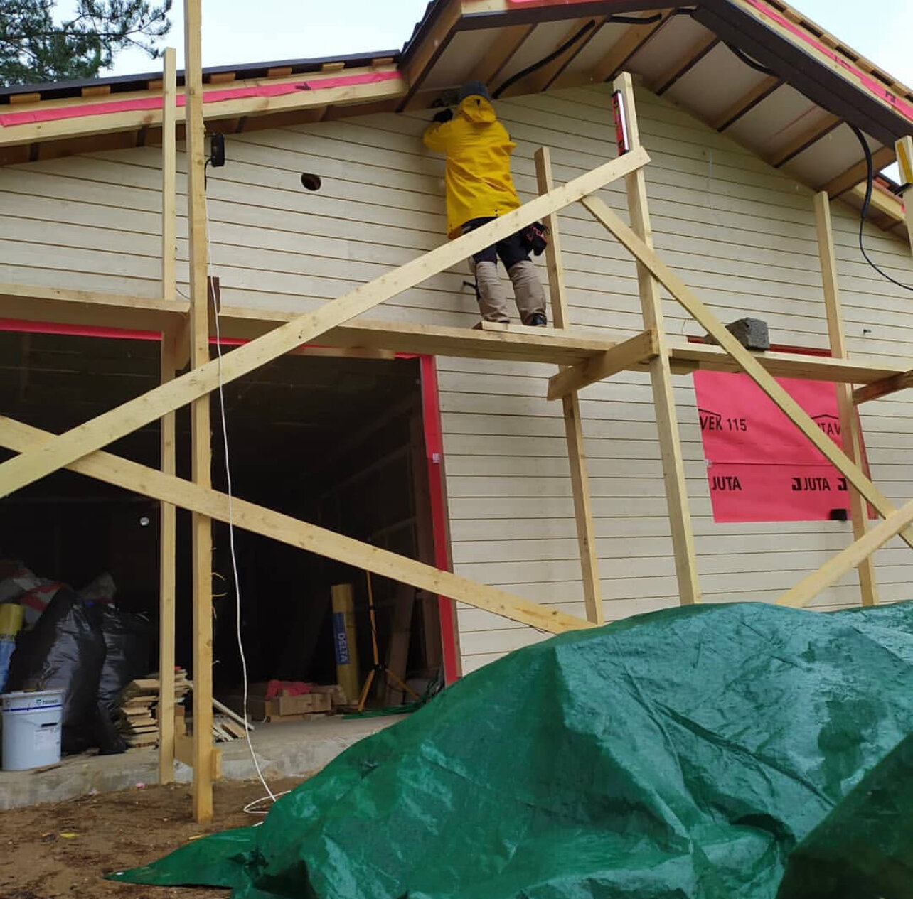 леса своими руками для утепления фасада дома, леса для отделки фронтона, леса для обшивки фронтона, фасад дома, отделка дома