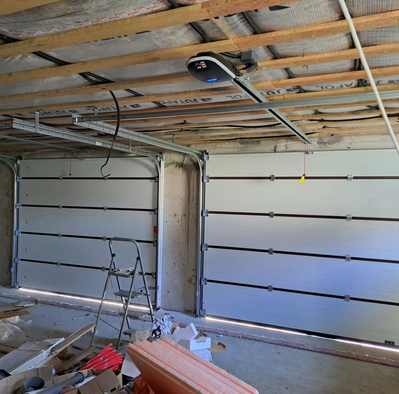 гаражные ворота, секционные ворота для гаража, секционные ворота в каркасном гараже, подъемные ворота в гараж, гаражные ворота hormann изнутри