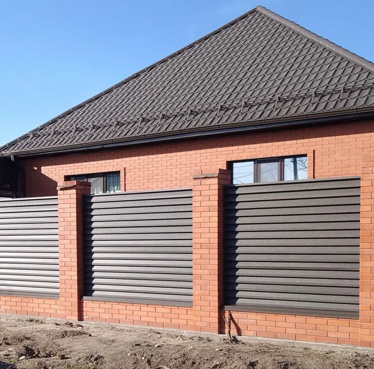 забор жалюзи металлические, забор жалюзи, забор жалюзи из планкена, забор жалюзи с кирпичными столбами, забор загородного дома