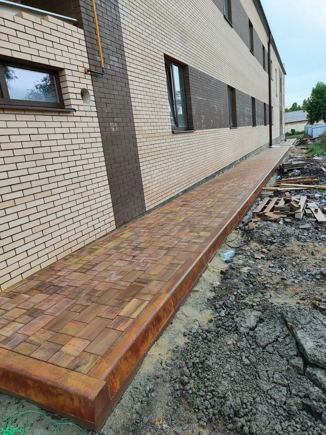 отмостка из брусчатки, брусчатка тротуарная укладка браер отмостки, отмостка вокруг дома плиткой тротуарной, отмостка брусчатка, тротуарная плитка вокруг дома