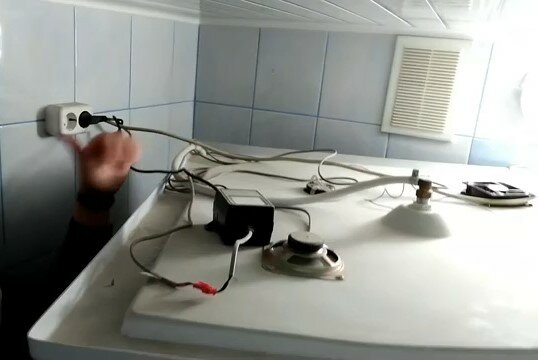 розетки в квартире, розетки в доме, газовая панель, розетка удлинитель в стене, розетка в розетку