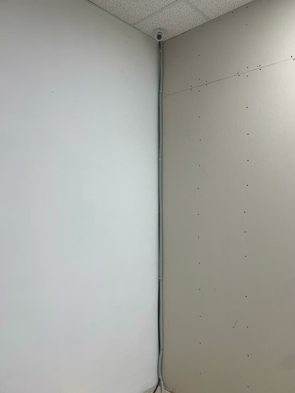 монтаж перегородки из гипсокартона, гипсокартон на стене, отделка гипсокартона, обшивка стен гипсокартоном, перегородка из гипсокартона