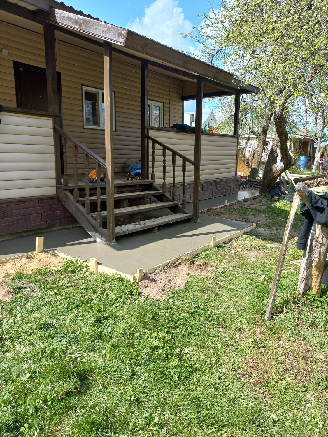 отмостка вокруг дома, крыльцо к веранде, крыльцо к деревянному дому, крыльцо к дачному дому, отмостка в частном доме