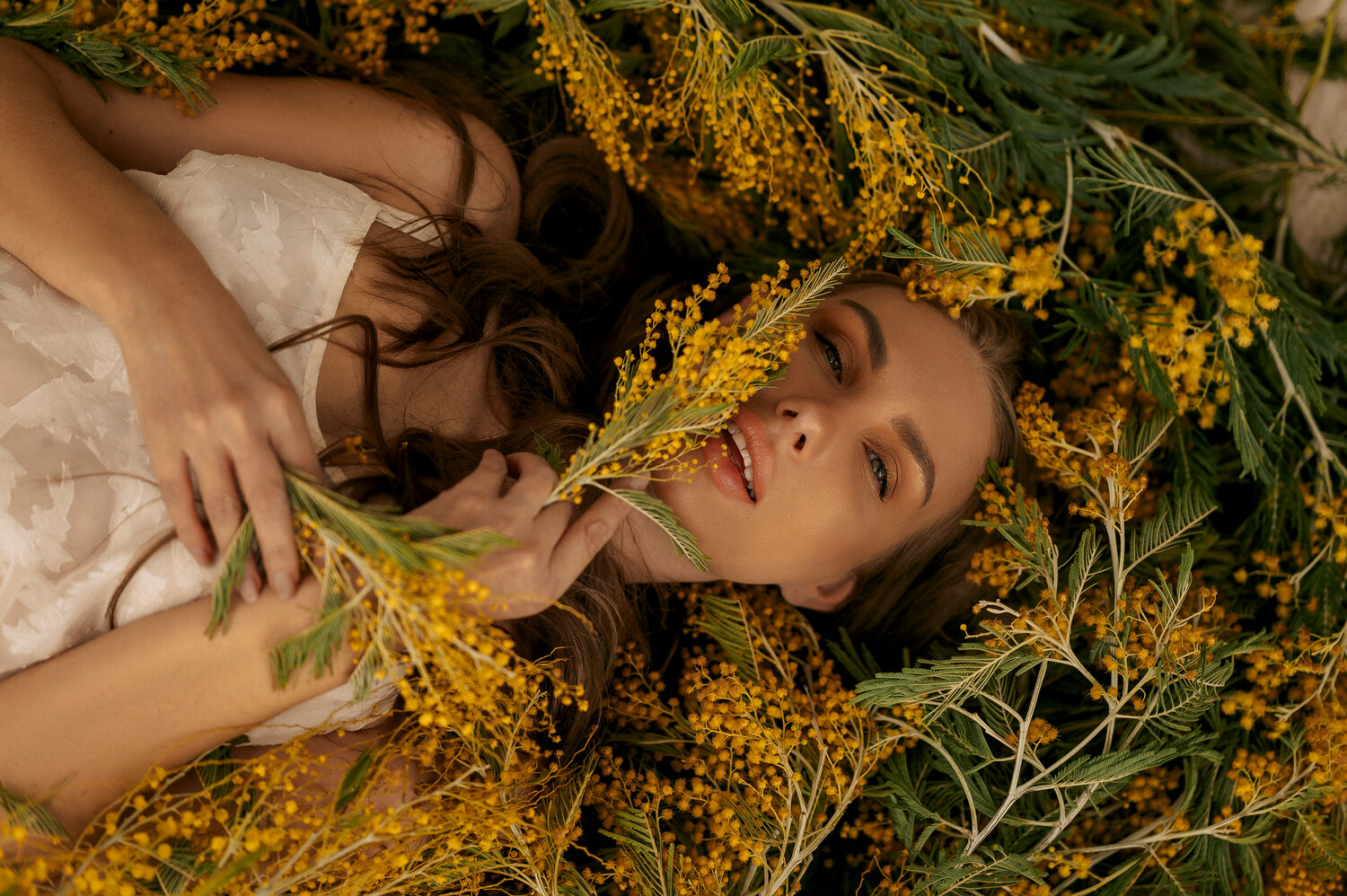девушка, фотосессия с мимозами, фотосессии идеи, фотосессия весенняя, фотосессии девушек