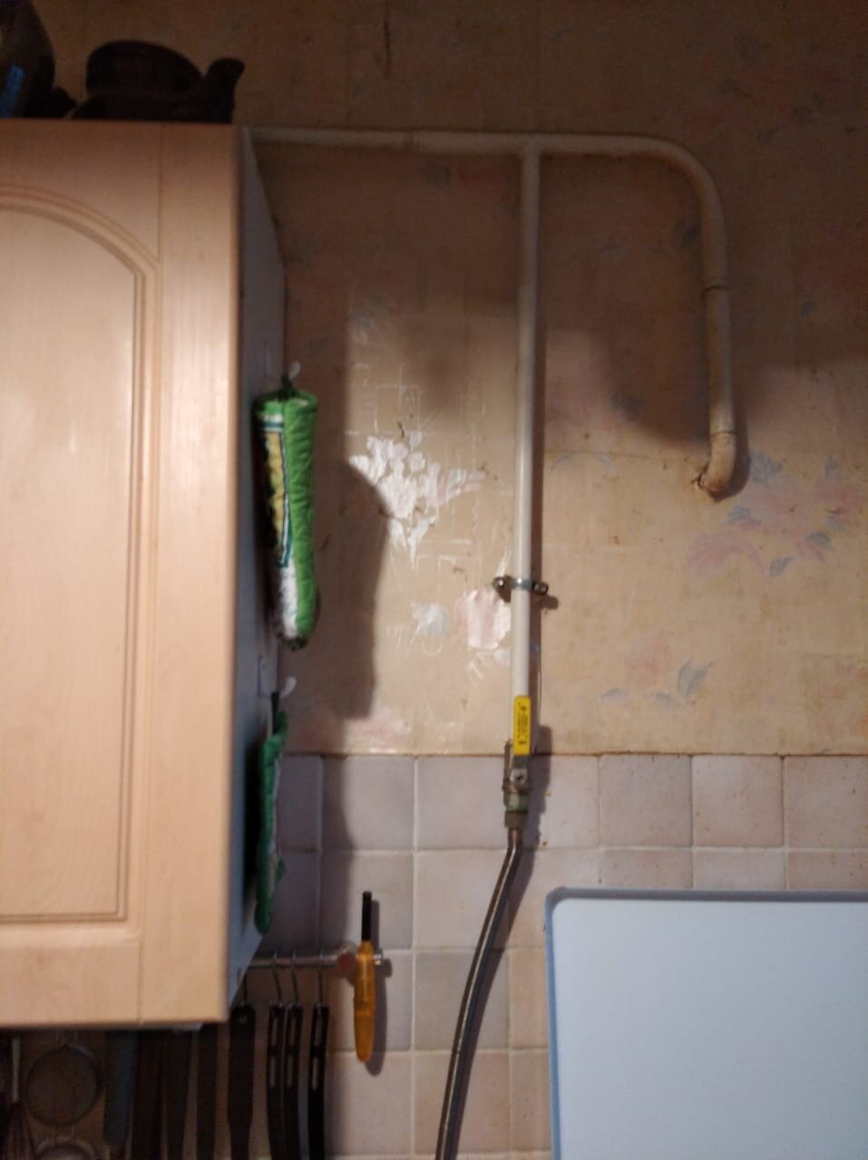 газовые счетчики на газ и на колонку на плиту и на колонку, газовый счетчик на кухне, отвод газовой трубы, подводка газа к плите, газовая труба в хрущевке