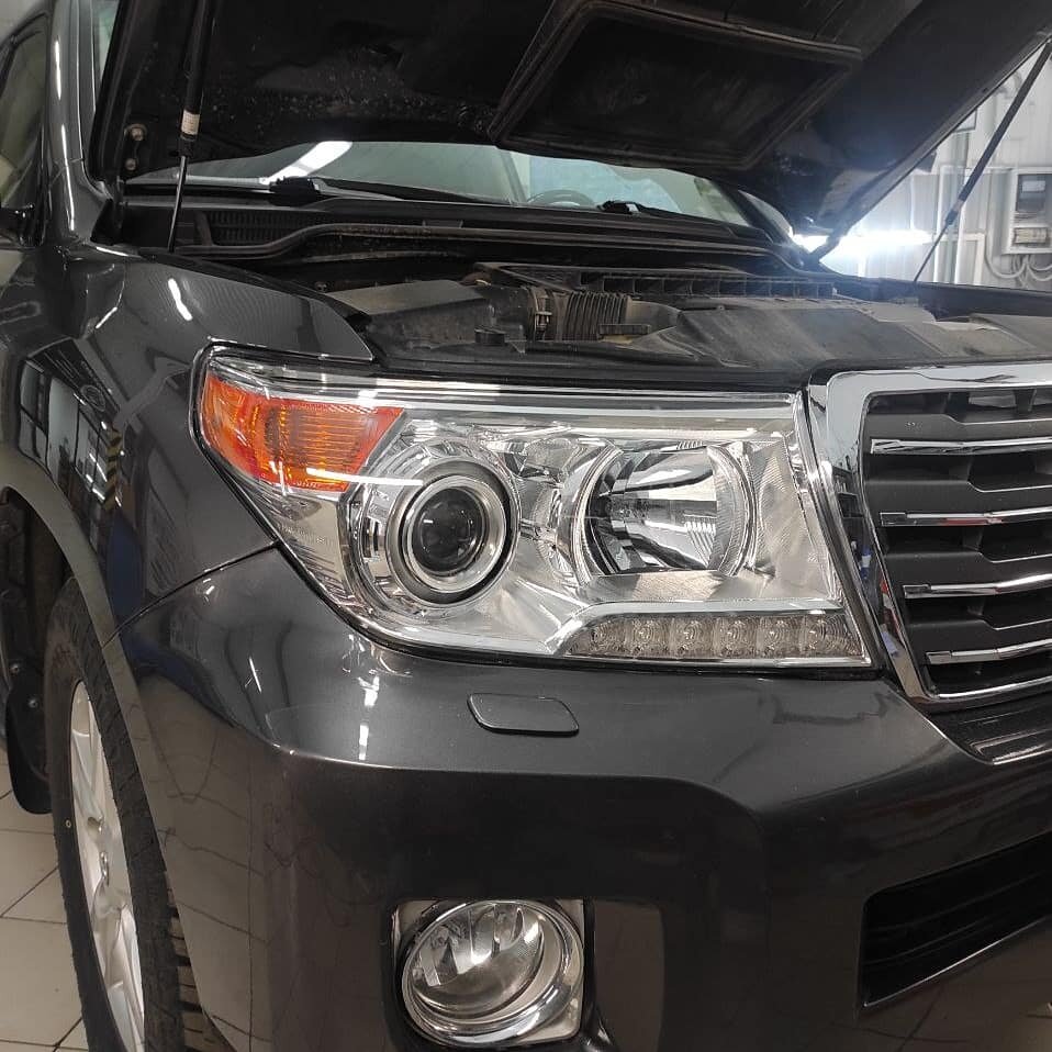 фары toyota land cruiser 200, toyota land cruiser 200 включенные фары, toyota land cruiser, фары ленд крузер 200 2013, фара тойота ленд крузер 200