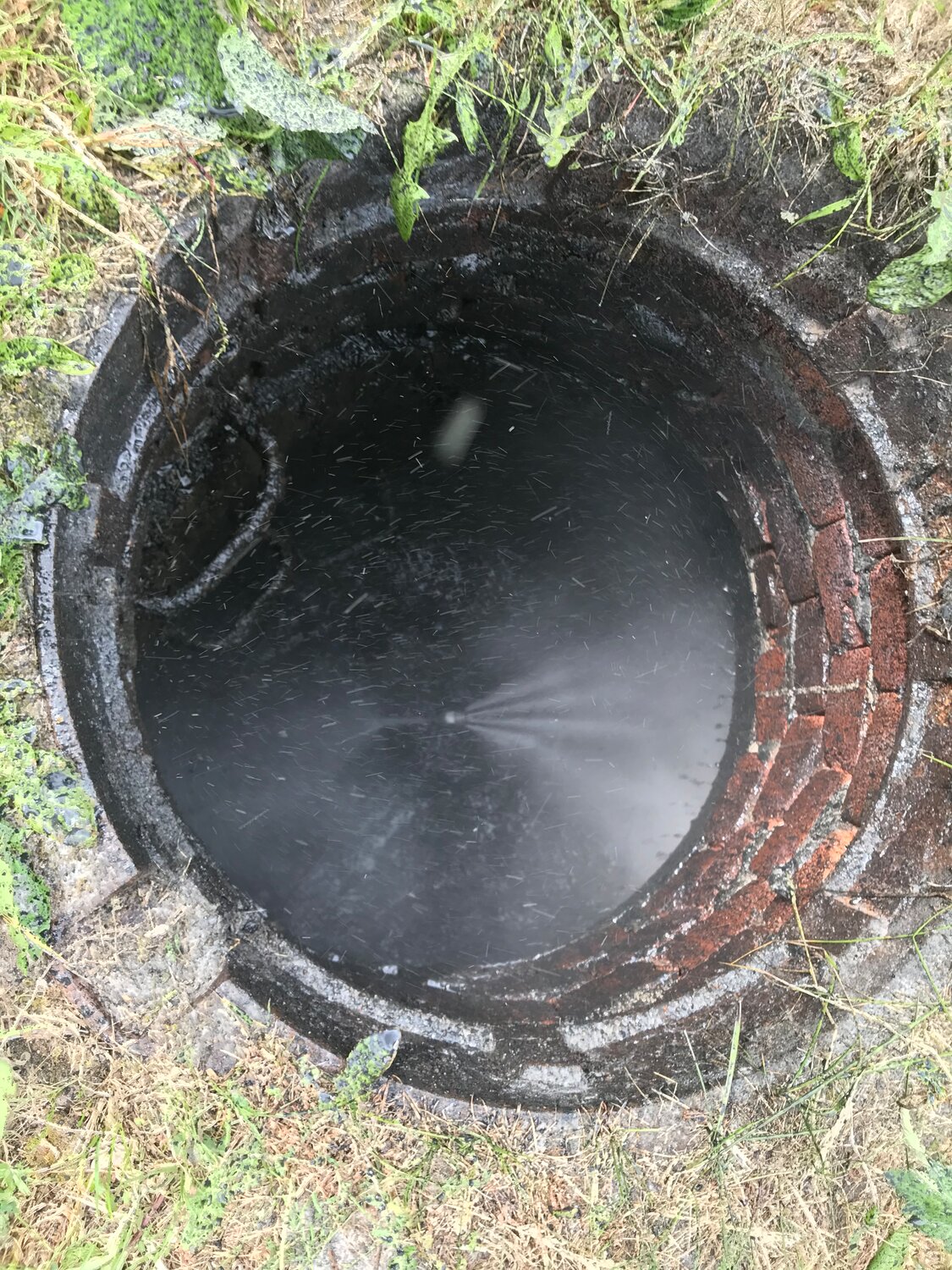 колодец, копаем колодцы, колодец водоканала, нефтяной колодец, открытые колодцы