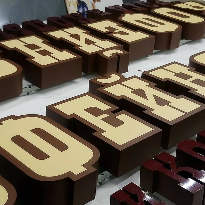 буквы объемные шоколадные, производство объемных букв, табличка с объемными буквами, шоколадные конфеты цех, шоколадная фабрика