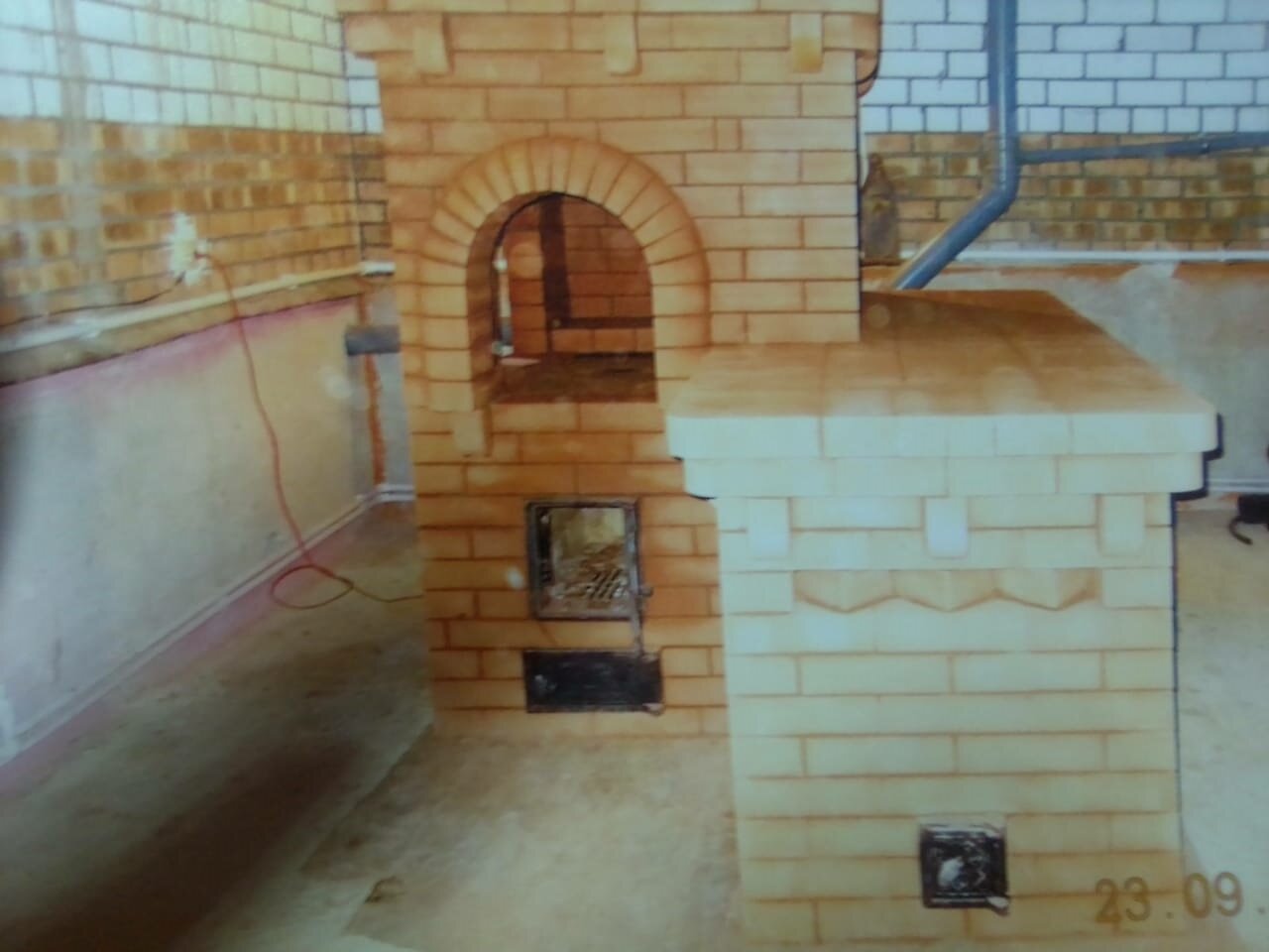 печки камины для дачи и кухни из кирпича, кирпичные камины совмещенные с варочными печами в курске, печник, русская печь, печник мини