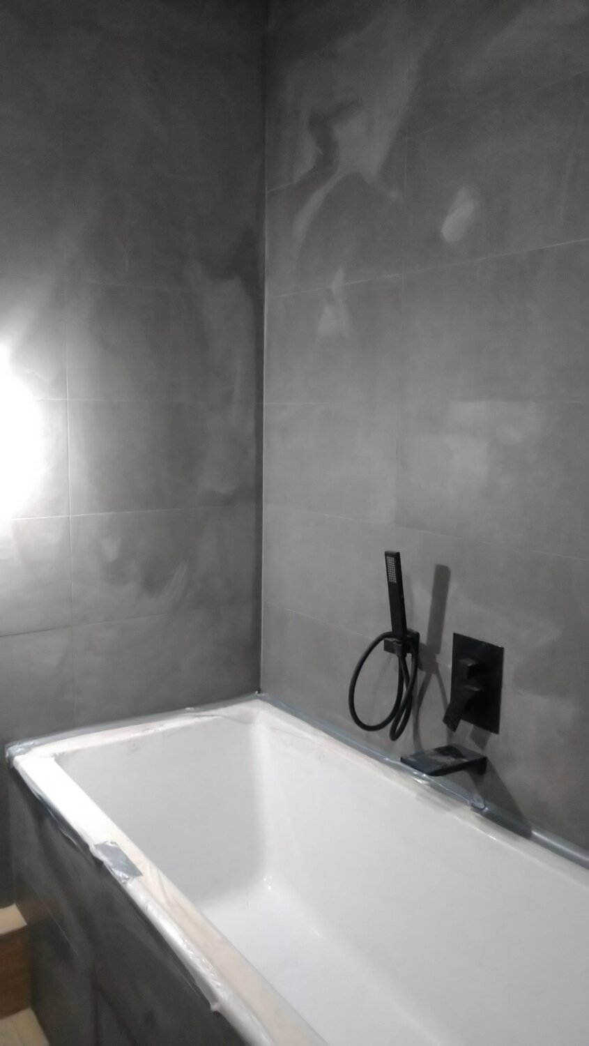 ванна, ванная комната, санузел, микроцемент темно серый, цементная плитка в интерьере в ванной