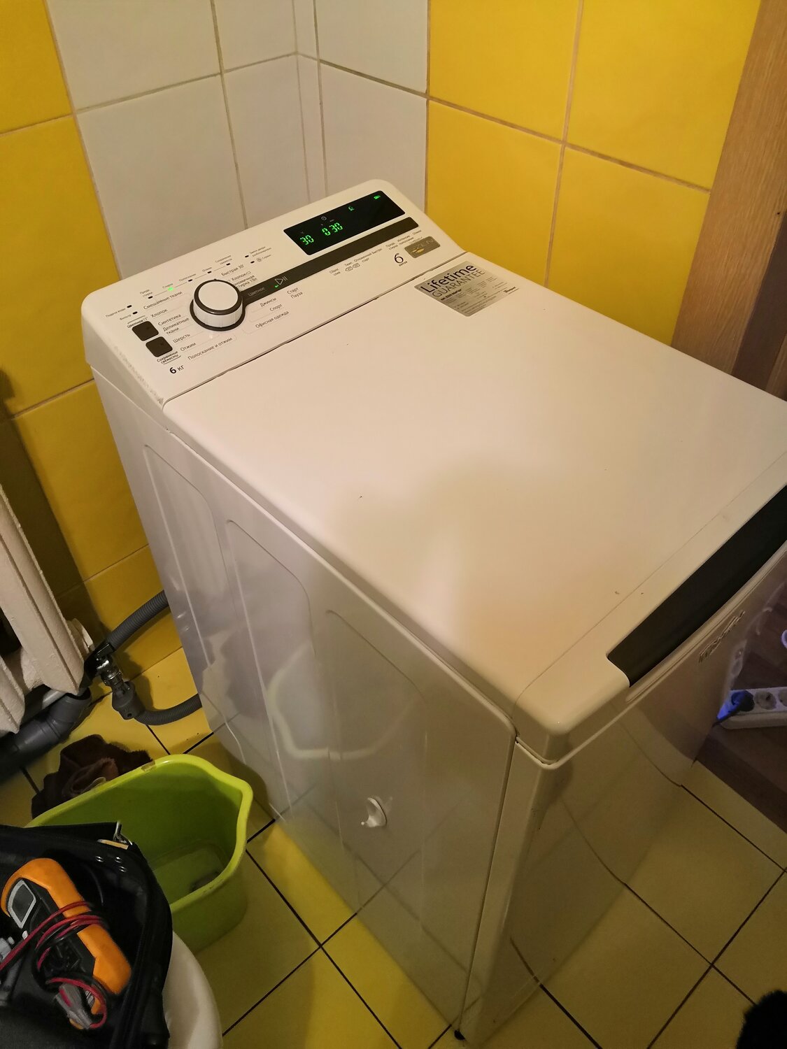 стиральная машина с вертикальной загрузкой electrolux ewt1062ifw, бытовая техника, стиральная машина, старая стиральная машина с вертикальной загрузкой, техника