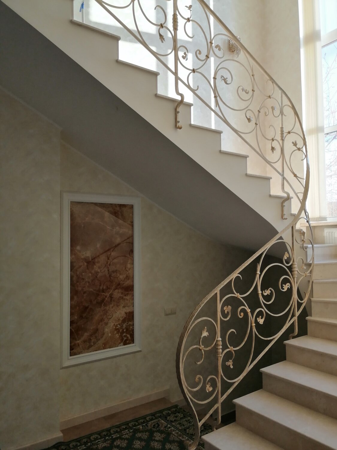 лестница кованая, лестничные перила, перила для лестницы из металла в частном доме, лестницы ставрополь, кованые лестницы в светлых тонах