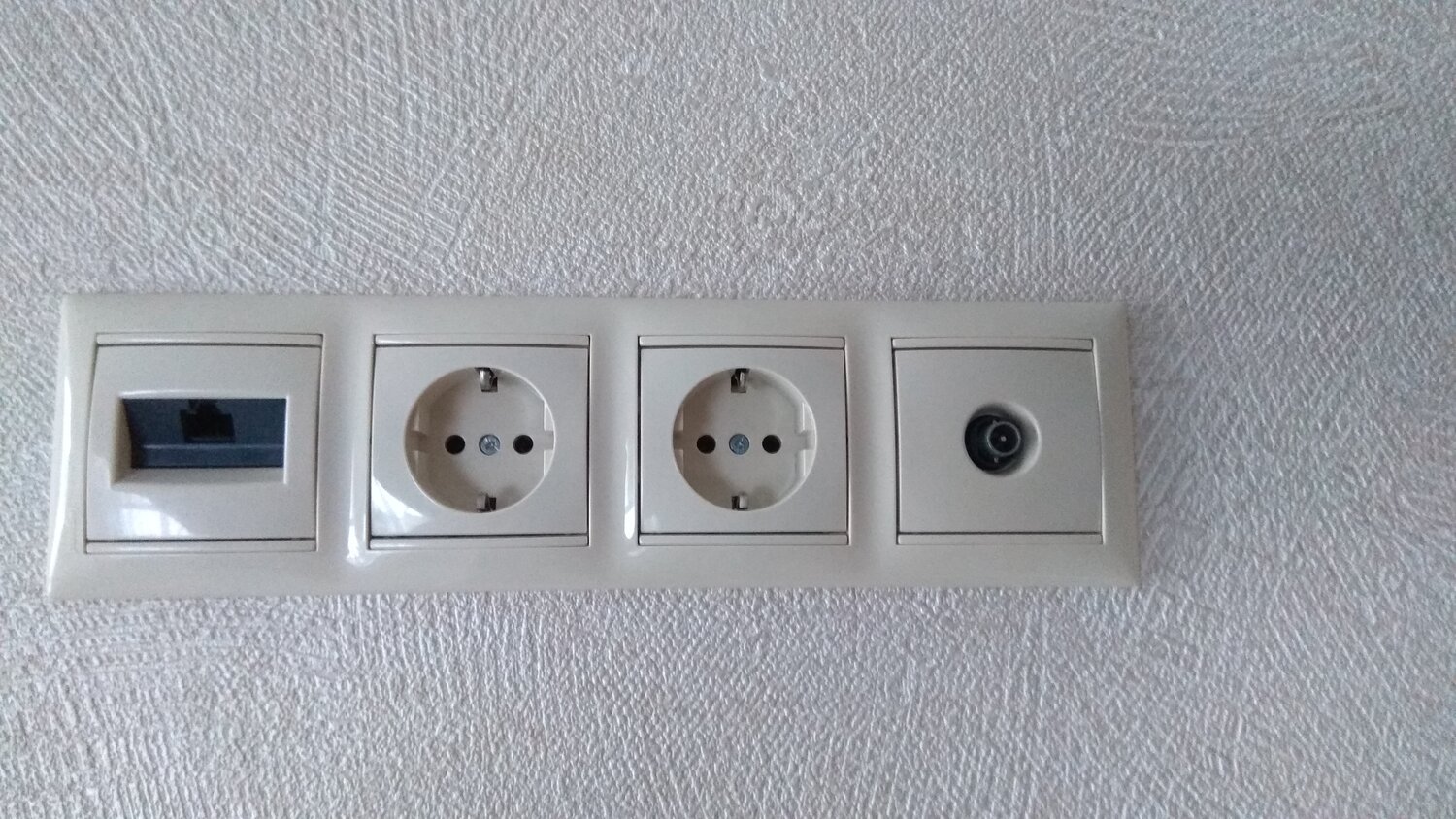 розетки легран коллекция valena, блок розеток под тв, блок розеток для телевизора легранд 5, внутренние розетки и выключатели, розетки и выключатели
