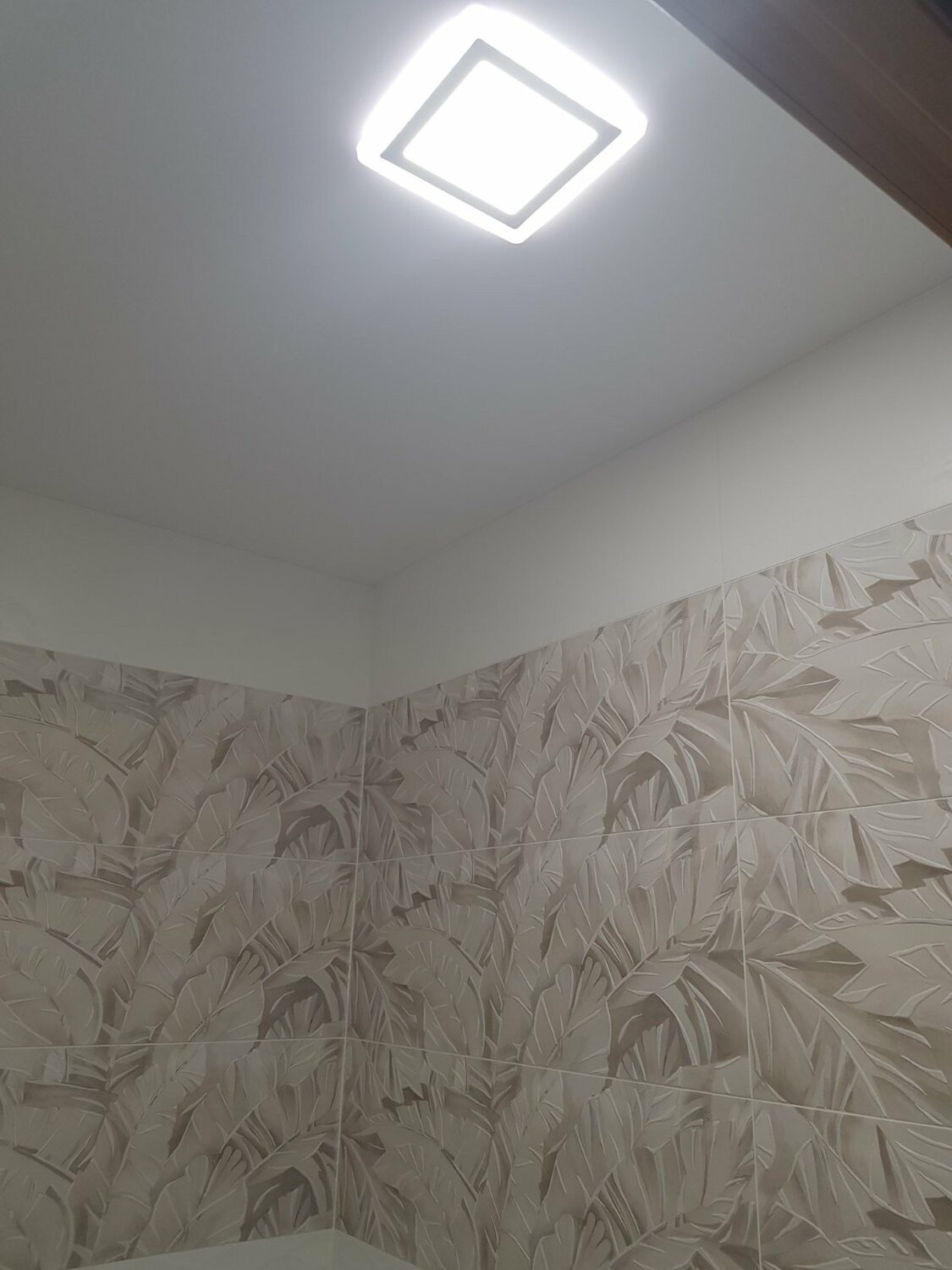 плитка потолочная тюльпан на потолке, потолок, натяжные потолки тканевые красивые, тканевые бесшовные потолки, контурный натяжной потолок