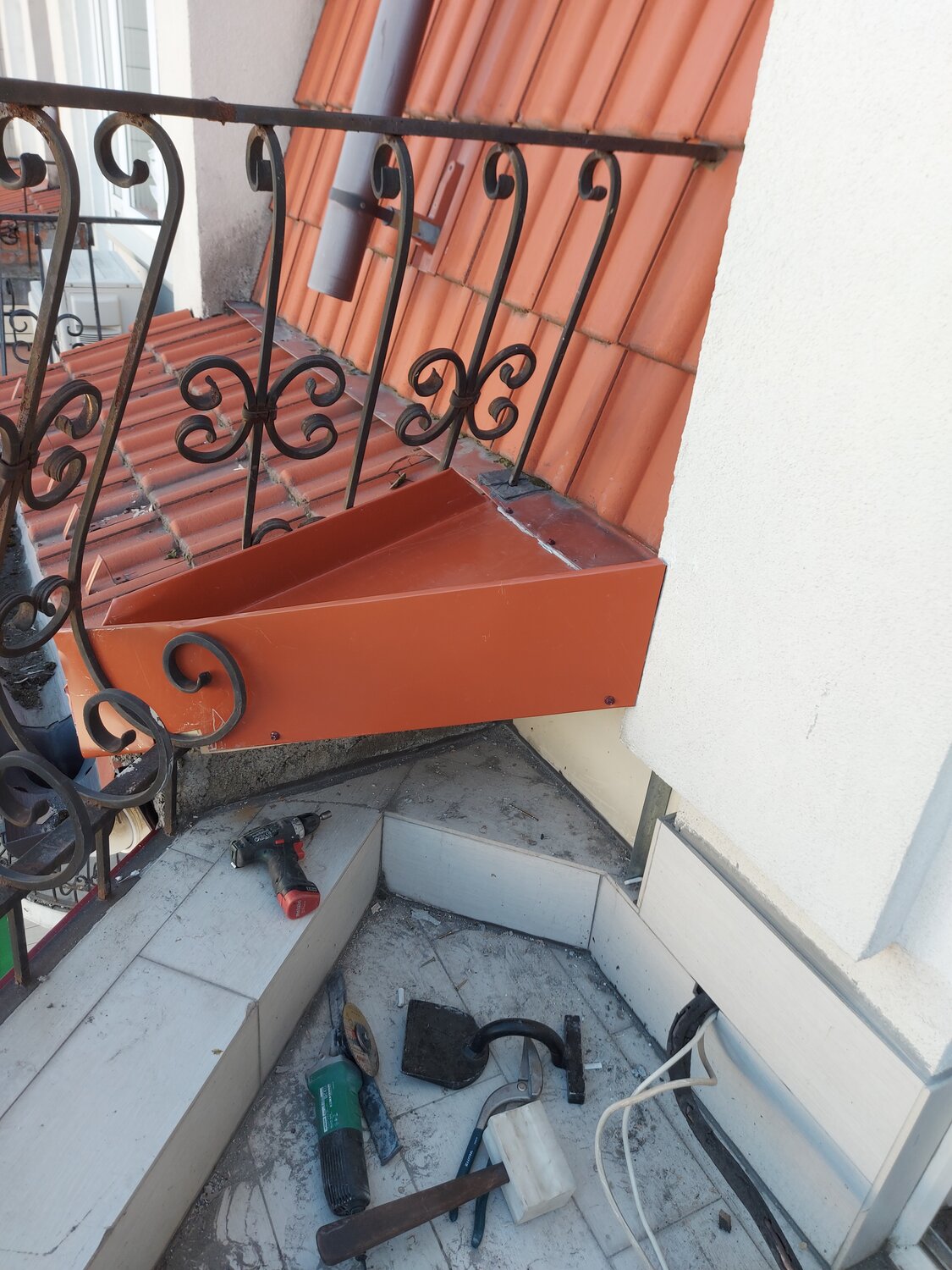 красивые перила для уличной лестницы, лестница уличная для крыльца сварная, лестница кованая, ковка, сварка перил на входных крыльцо