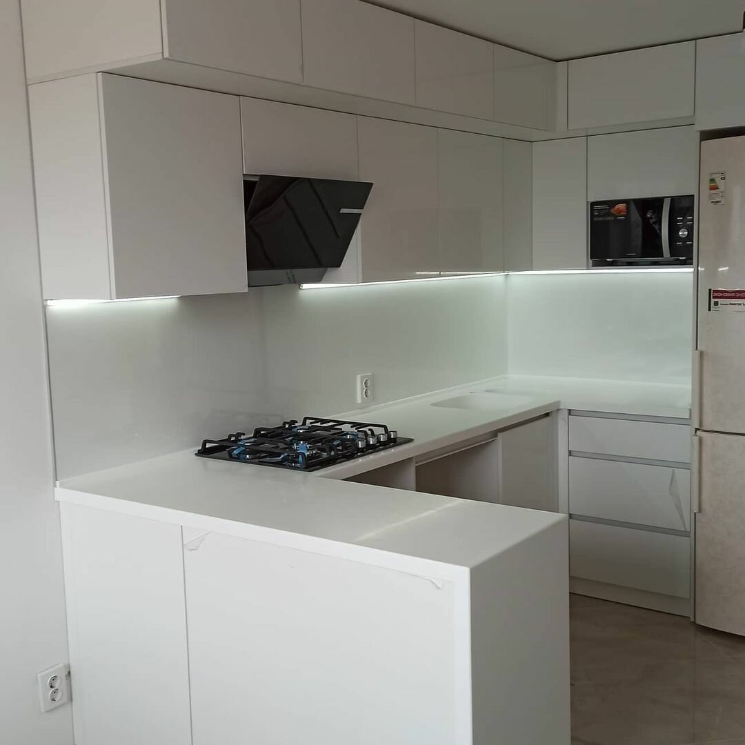кухонный гарнитур хайтек белый, белый кухонный гарнитур без ручек, дизайн кухни, кухня модерн, кухни белые глянцевые угловые