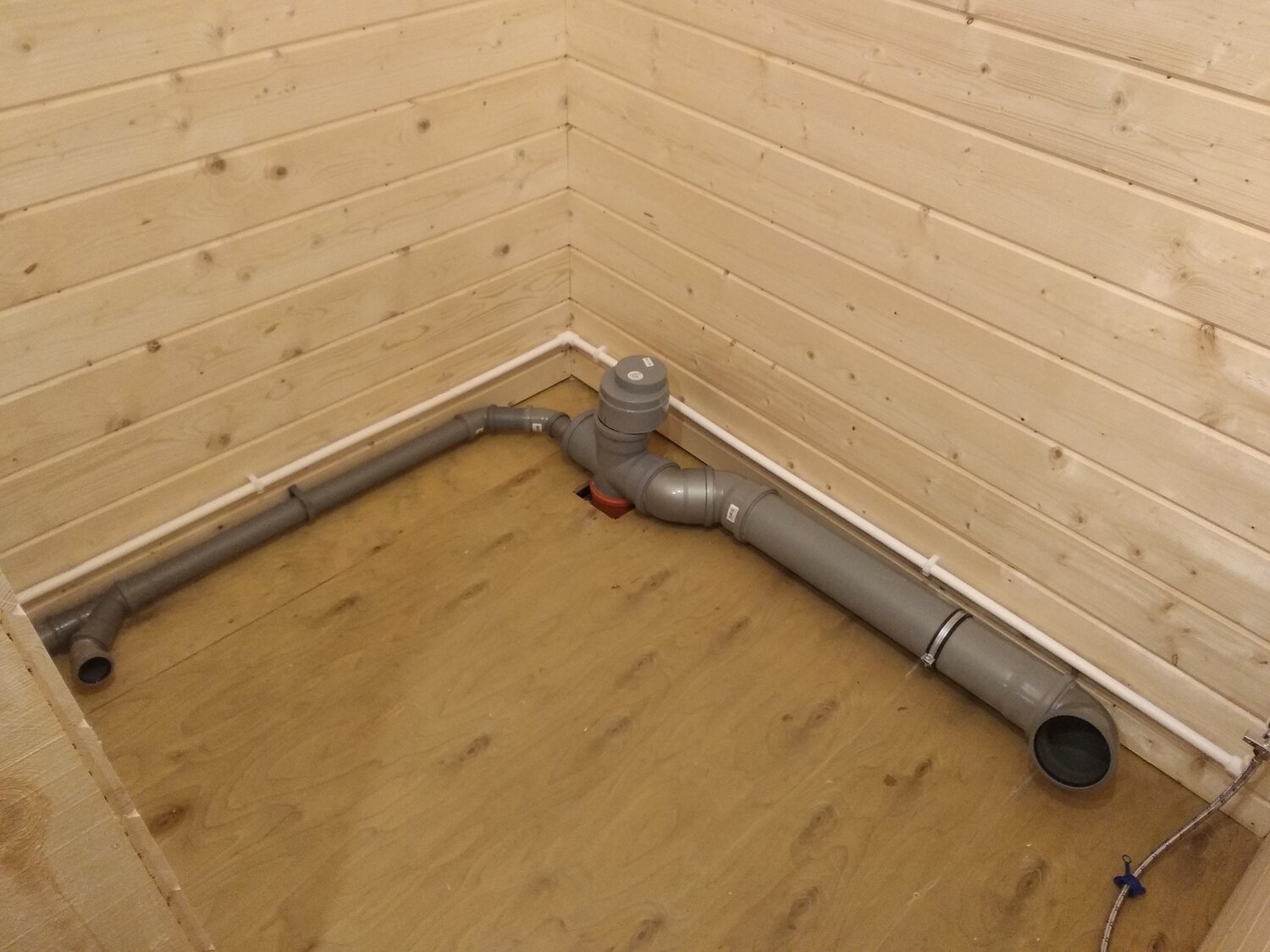 разводка канализации в доме, прокладка канализационных труб в частном доме угол, канализация в частном доме, канализация в деревянном доме, трубы канализации в частном доме