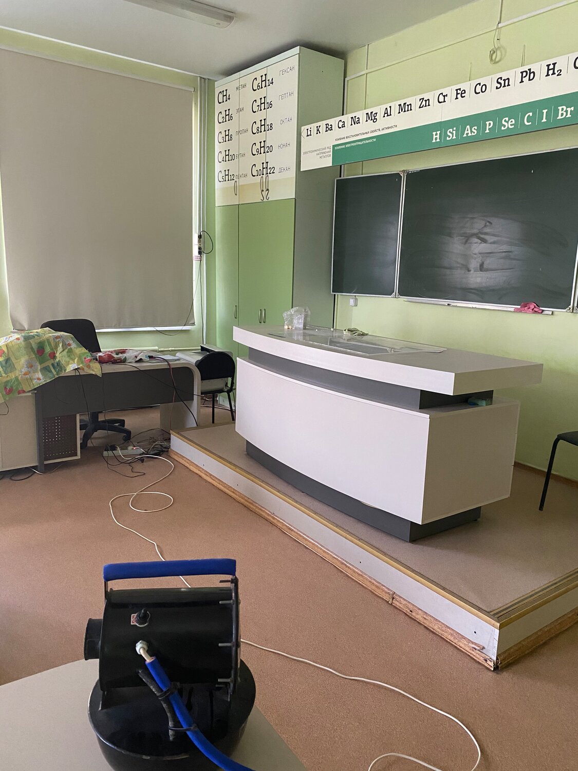 класс, школа, учительский стол в школе, кабинет, учебное
