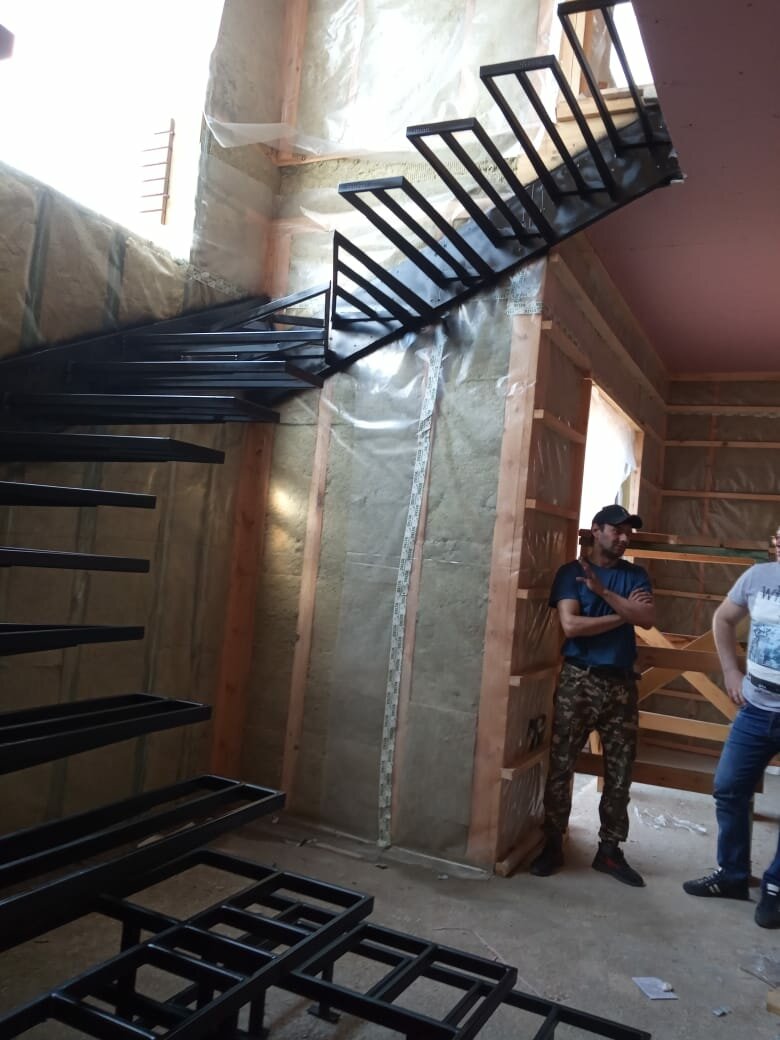 металлическая лестница, металлическая лестница в доме, каркас лестницы, каркас лестницы из металла, металлический каркас для лестницы