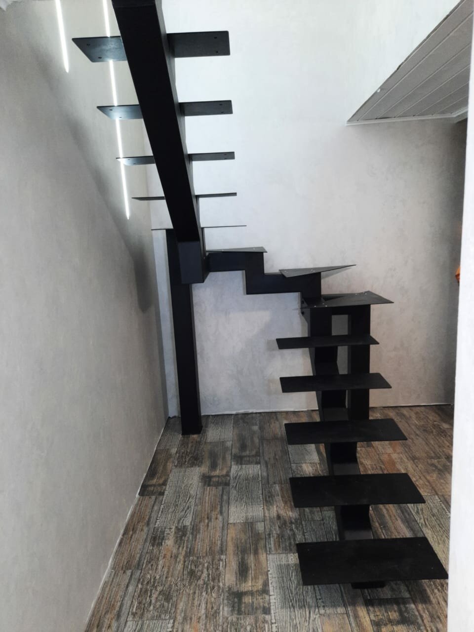 лестница на одном косоуре, металлический каркас лестницы, лестница на монокосоуре, лестница металлическая, каркас лестницы на монокосоуре