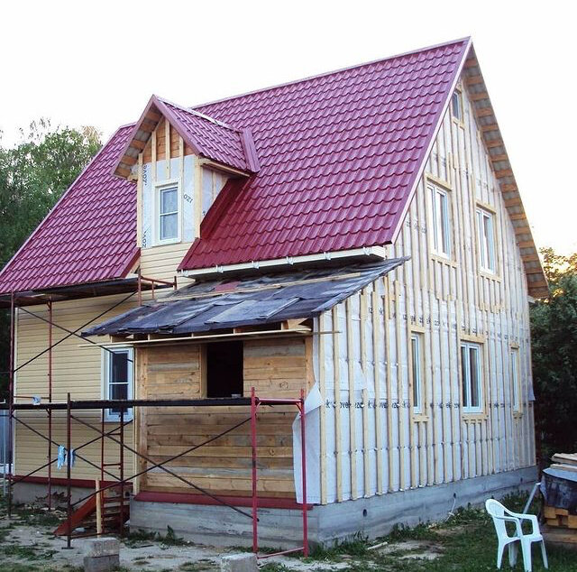 Монтаж кровли из металлочерепицы