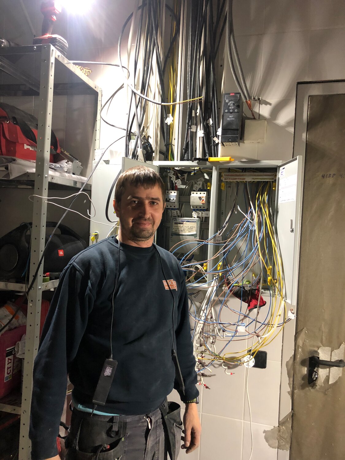 электромонтажник, работа электрика, человек, услуги электрика, мужчина