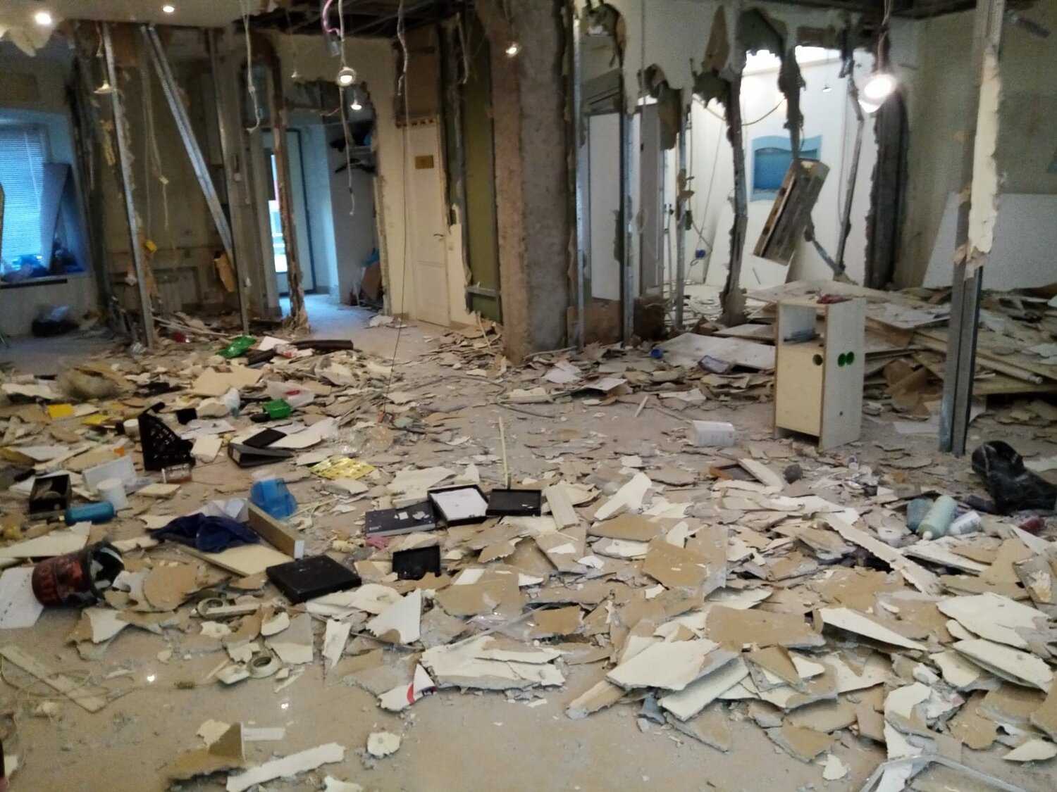 здание, припять взрыв, помещение, заброшенный, бутылки и мусор в комнате на заброшенной стройке
