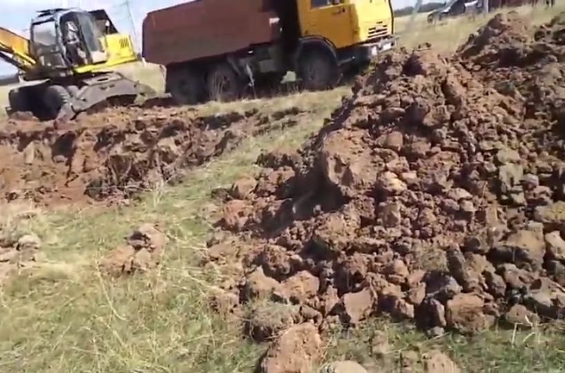 бой кирпича грубой засыпки, грунт на подсыпку, техника, экскаваторы копают ров, земляные работы