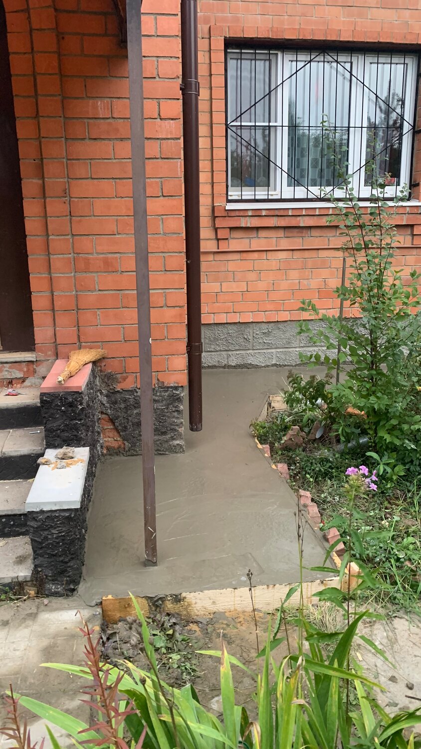 отмостка в загородном доме, отмостка, отмостка и планировка участка, двор, строительство отмостки мягкой из резины