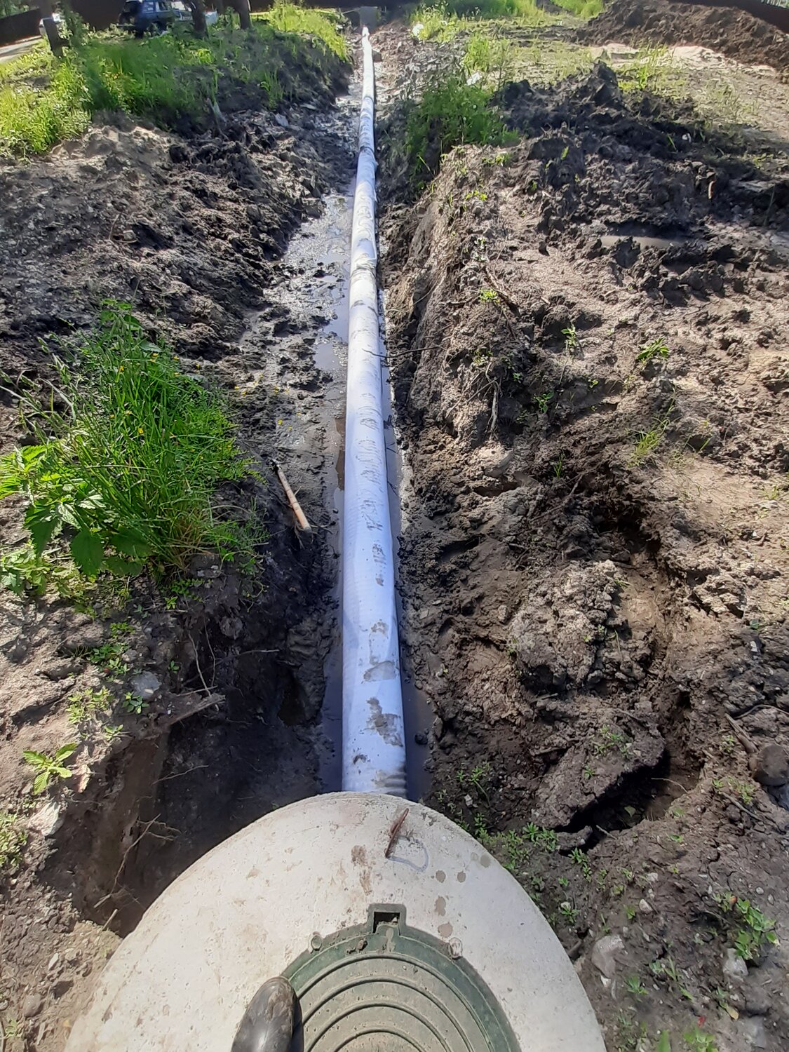 укладка водопровода в земле траншея, глубинный дренаж участка, глубинный дренаж, канализация, дренажные трубопроводы для понижения грунтовых вод