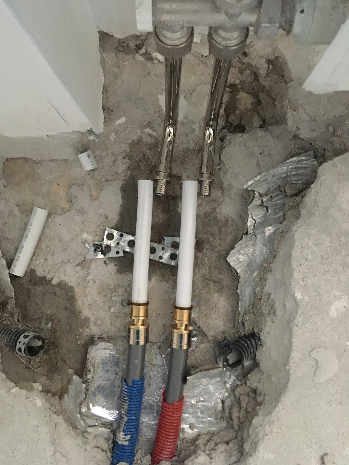 трубы kan therm разводка, переход с полипропилена на сшитый полиэтилен, косяки сантехников при размещении сантехники, прямая разводка труб, черновая разводка сантехники