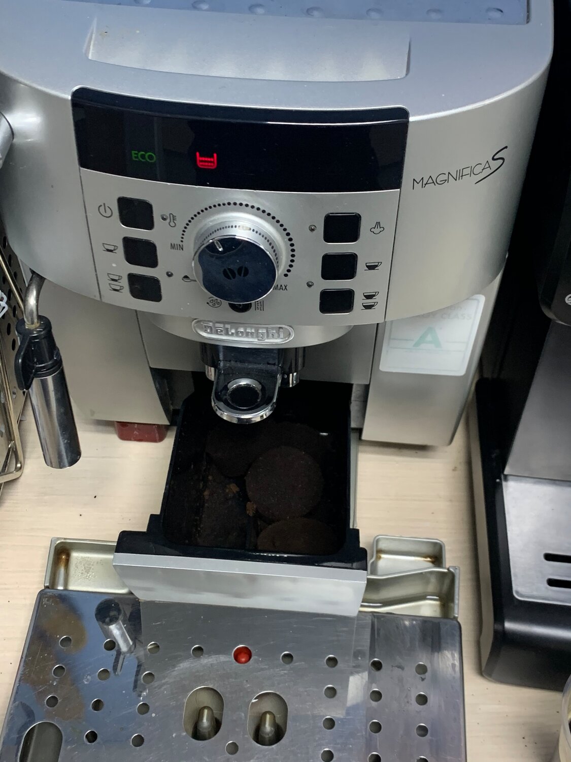 кофемашина, кофемашина delonghi ecam 22.110.sb, кофеварка delonghi ecam 22.110 sb, кофемашина делонги красный индикатор, кофемашина delonghi magnifica ecam 22.110.sb
