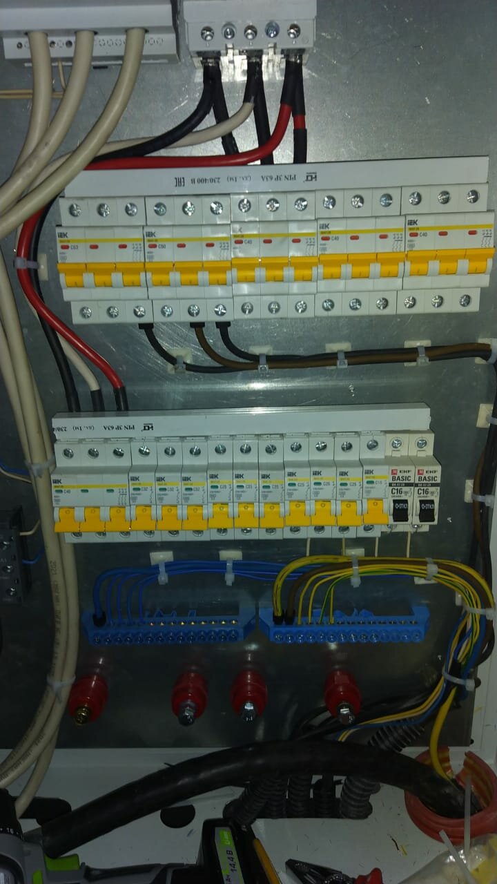 соединение автоматов в щитке гребенкой, распределительный щиток перемычки на автоматах, перемычка для автоматов в щитке 380, электромонтаж, распределитель проводов в электрощитке