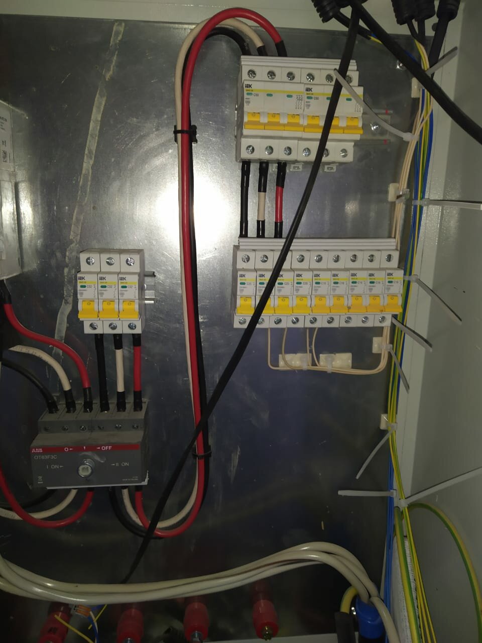 распределительный щиток 220в сборка, щит авр 250а, щит освещения 380в, распределительный щит 380 вольт 15 квт, коробка автоматов электрика