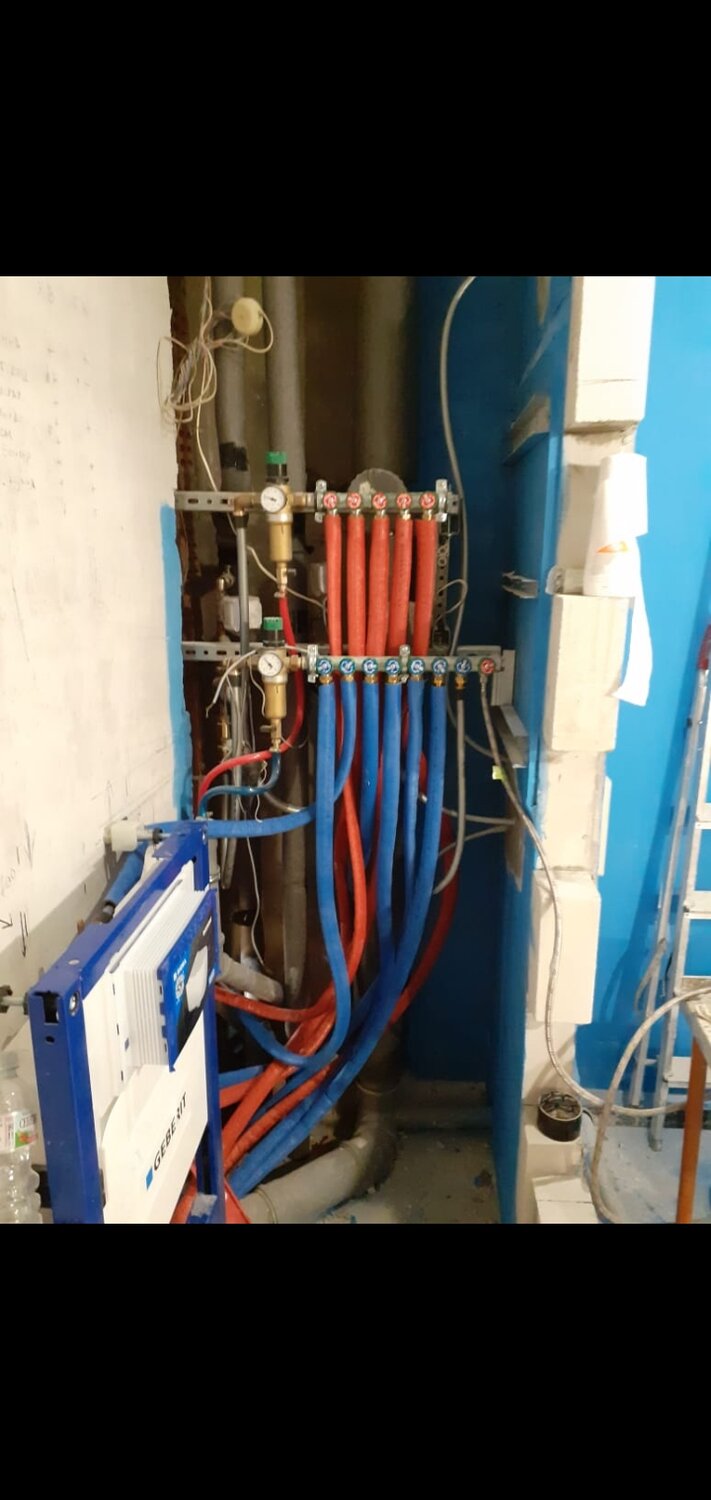 разводка труб водоснабжения рехау, разводка водопровода в ванной рехау, разводка труб рехау в ванной, проводка сантехники рехау, коллекторная разводка компактная