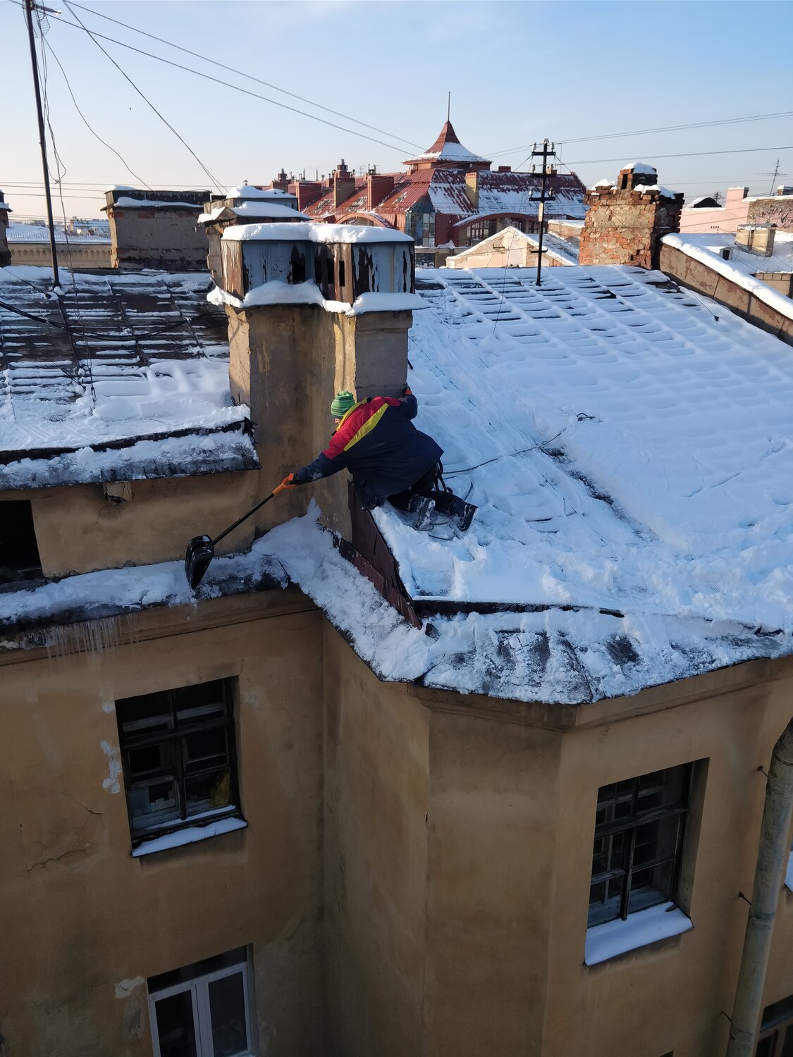 на крыше, снег на крыше, снег на крышах петербург, кровля, снег на крыше вид сверху