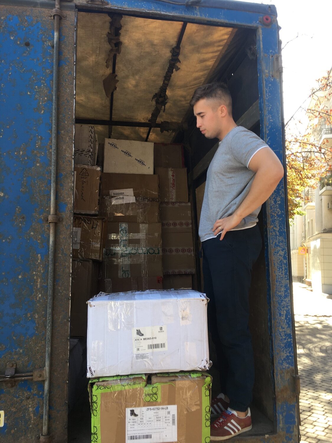 грузчик, грузчик с грузом, крепкие грузчики, грузчики владивосток, грузчики молдавия